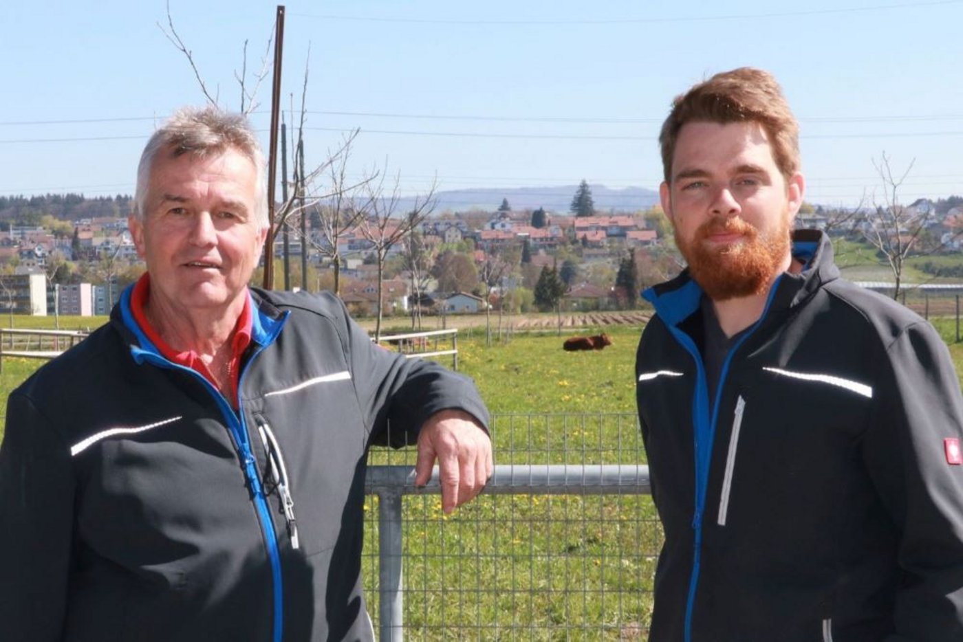 Auf den Biobetrieb von Ruedi (links) und Dominik Donat waren die Medien eingeladen. (Bild Ruth Aerni)