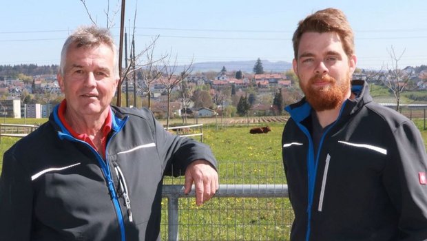 Auf den Biobetrieb von Ruedi (links) und Dominik Donat waren die Medien eingeladen. (Bild Ruth Aerni)