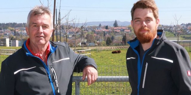 Auf den Biobetrieb von Ruedi (links) und Dominik Donat waren die Medien eingeladen. (Bild Ruth Aerni)