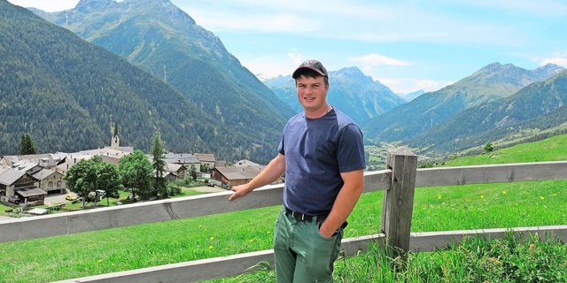 Jan Viletta ist im Engadinerdorf Guarda auf 1650 m ü M. aufgewachsen. Der Junglandwirt arbeitet aktuell am Plantahof und möchte in ein paar Jahren den Mutterkuhbetrieb seiner Eltern übernehmen.