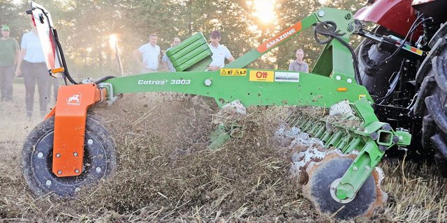 Die gezackten Scheiben der Catros 3003 durchschneiden das Stoppelfeld und durchmischen die obere Bodenschicht. In Kombination mit einer Messerwalze eignet sich diese Scheibenegge auch fürs Einarbeiten von Gründüngungen.