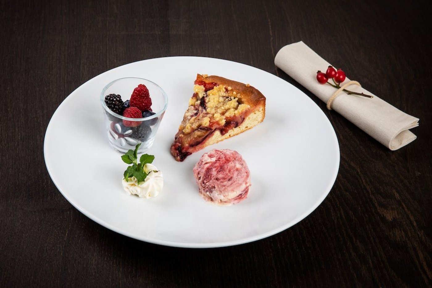 Zwetschgen-Streuselkuchen mit Zwetschgenparfait und marinierten Saisonbeeren. (Bild SRF/Ueli Christoffel)