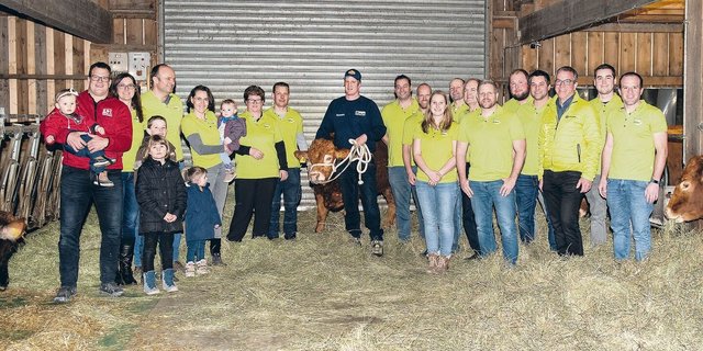 Der rund 500 Kilogramm schweren Limousin-Muni «Olino» blieb bei der Taufe gelassen. Es bleibt zu hoffen, dass er auch Anfang Mai als Siegermuni des 116. Thurgauer Kantonalschwingfests in Müllheim cool bleibt.