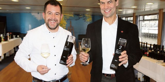 Geschäftsführer Philippe Brühlmann und Kellereimeister Michael Fuchs sind stolz auf ihre prämierten Weine. 