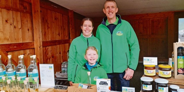Familie Stocker (v.l. Andrea, Alina, Stephan) hat sich auf Direktvermarktung spezialisiert. Viele Produkte gibts auch an Märkten.  