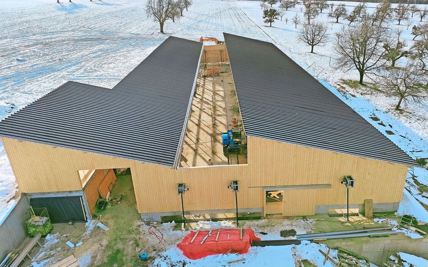 Der neue Munimaststall von Raphael Keller in Schongau, hier noch im Bau im Winter 2021/2022, gilt nicht mehr als RAUS-konform.   