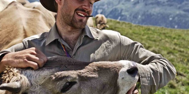 Wer seine ersten 15 Lebensjahre auf einem Bauernhof mit Nutztieren verbracht hat, kann laut Forschern psychosozialen Stress besser verarbeiten. (Bild Andreas Frank / landwirtschaft.ch)