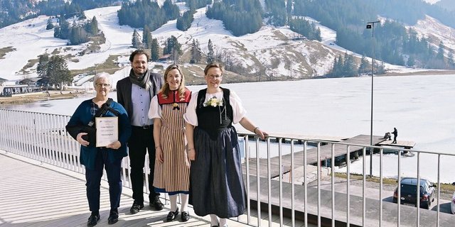 Die Freude an der physischen Versammlung vor tollem Ausblick auf den Schwarzsee war bei Priska Baeriswyl (v. l. n. r.), Frédéric Ménétrey, Denise Schafer und Gabi Schürch gross. 