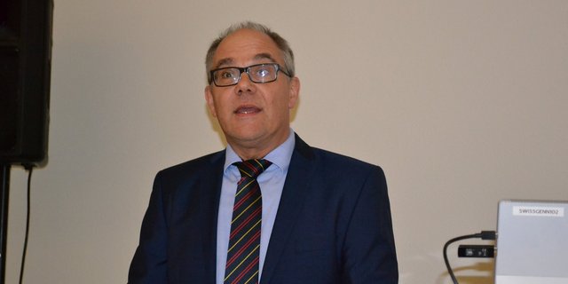 Der Präsident Dominique Savary gab an der Delgiertenversammlung von Swissgenetics ihre zukünftige Strategie bekannt. (Bild Peter Fankhauser)