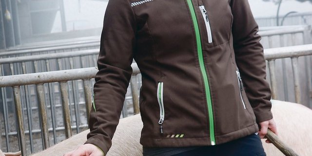 Schweinehaltung ist ein wichtiger Betriebszweig. Marina Schärli ist froh, dass sie dabei viel vom Fachwissen und der Erfahrung ihres Vaters profitieren kann. (Bild Ruth Aerni)