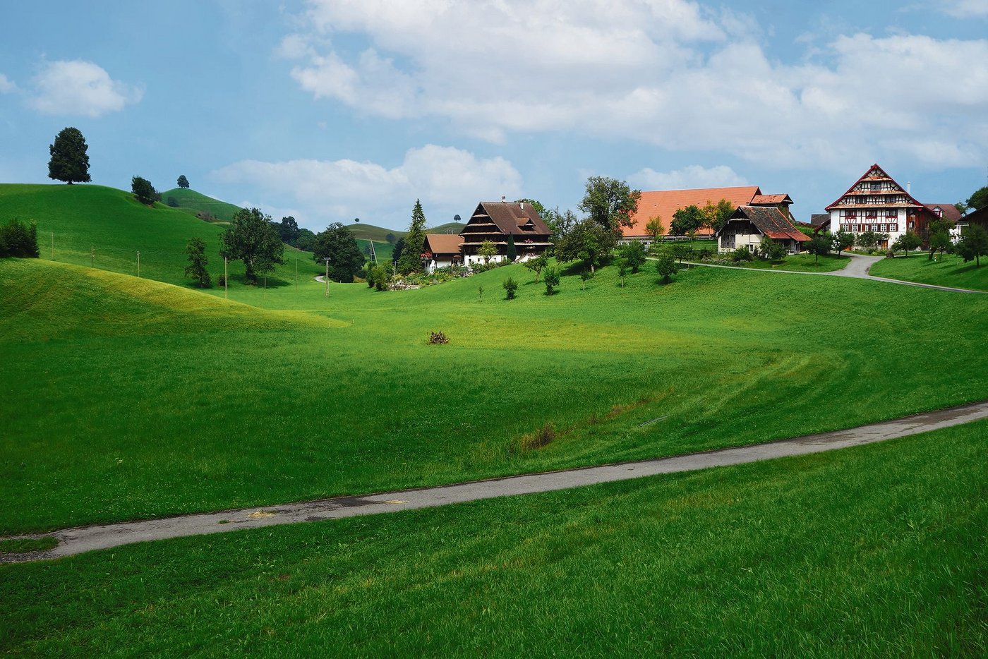 Ein Beispiel einer schützenswerten Baugruppe: Menzingen im Kanton Zug. Die Gruppe umfasst das Ratsherrenhaus (l.) von 1805, ein Wohnhaus in Fachwerkbauweise (r.) aus dem 16. und 18. Jahrhundert sowie Dörrofen- und Brennhäuser.(Bild Schweizerische Bauernhausforschung)