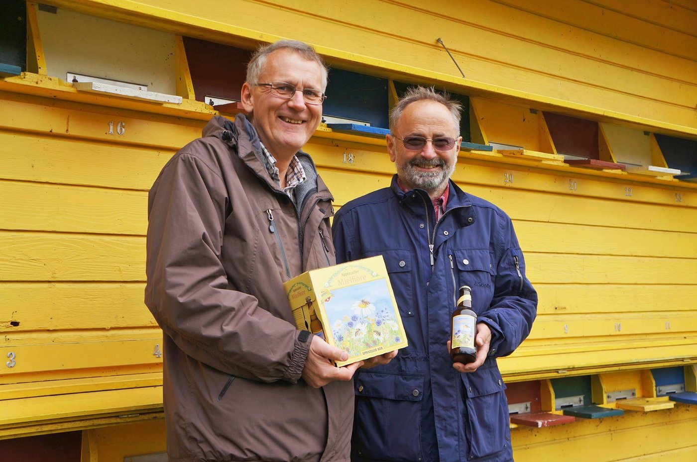 Karl Locher (l.) und Richard Wyss haben die Idee des Honigbieres gemeinsam umgesetzt. (Bild: mb)