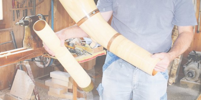 Walter Bachmann mit seiner neusten Erfindung: ein Alphorn, das mit Perlmutt verziert ist. Auch das Alphorn ist heute Modeströmungen unterworfen. (Bilder Daniela Joder)