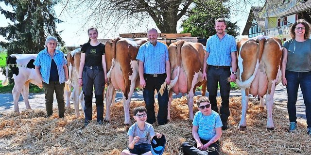 Familie von Dach freut sich über ein tolles Ergebnis an der Zuchtfamilienschau um Stammkuh Belle (v. l. n. r.): Margrit, Laura, Markus, Reto und Christine von Dach sowie (vorne v. l. n. r.): Noah und Levin.   