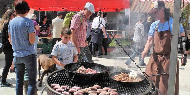 Sandra Knecht am Grill sucht immer wieder neue Geschmackskombinationen. (Bild LZE)