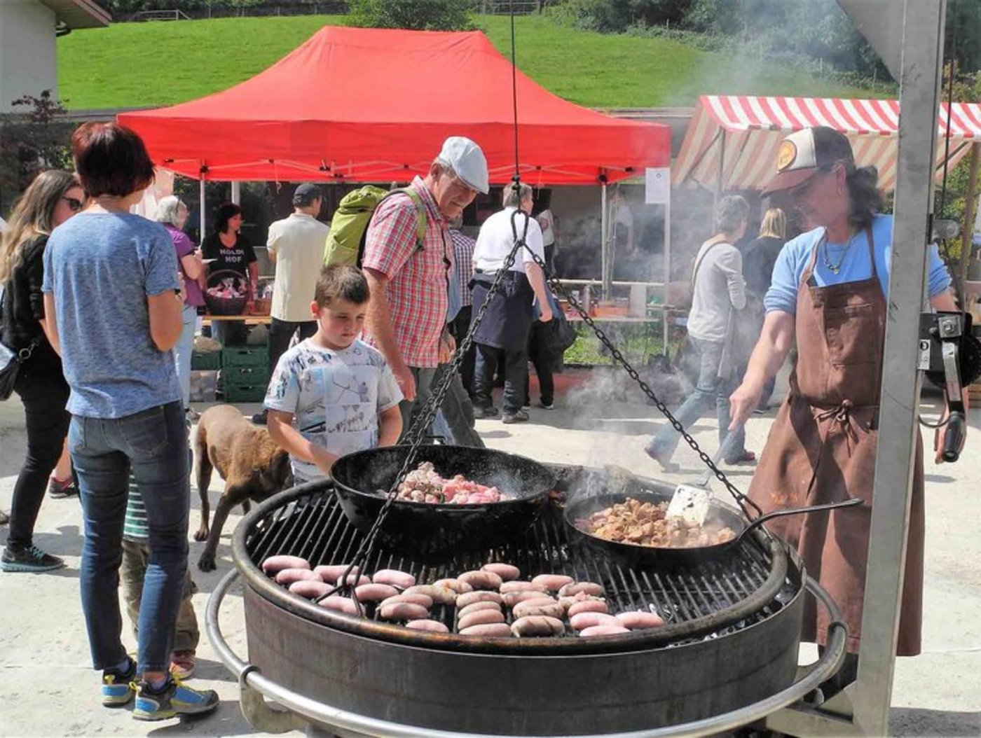 Sandra Knecht am Grill sucht immer wieder neue Geschmackskombinationen. (Bild LZE)