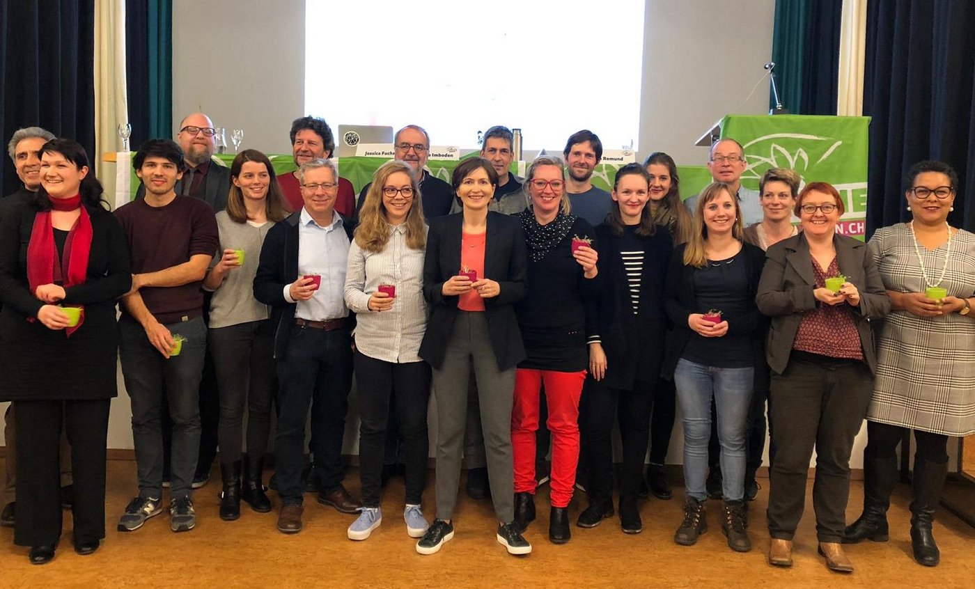 Die Spitzenkandidaten der Grünen inmitten der ganzen LIstentruppe: Christine Badertscher (2.v.l.), Regula Rytz (v. mit rotem Shirt), Aline Trede (v. mit roten Hosen) und Kilian Baumann (r. hinter Trede). (Bild akr)