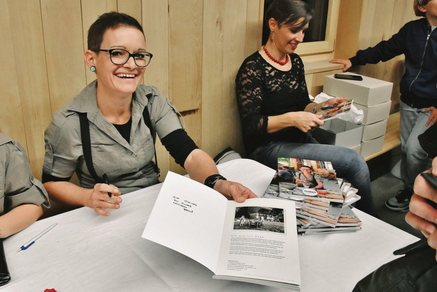 Anschliessend an die Degustation von Köstlichkeiten nach Rezepten aus Rahels Kürbiskernkochbuch nutzten die Gäste der Vernissage die Geleigenheit, das Kochbuch von der Autorin signieren zu lassen. (Bild Sanna Bührer Winiger)