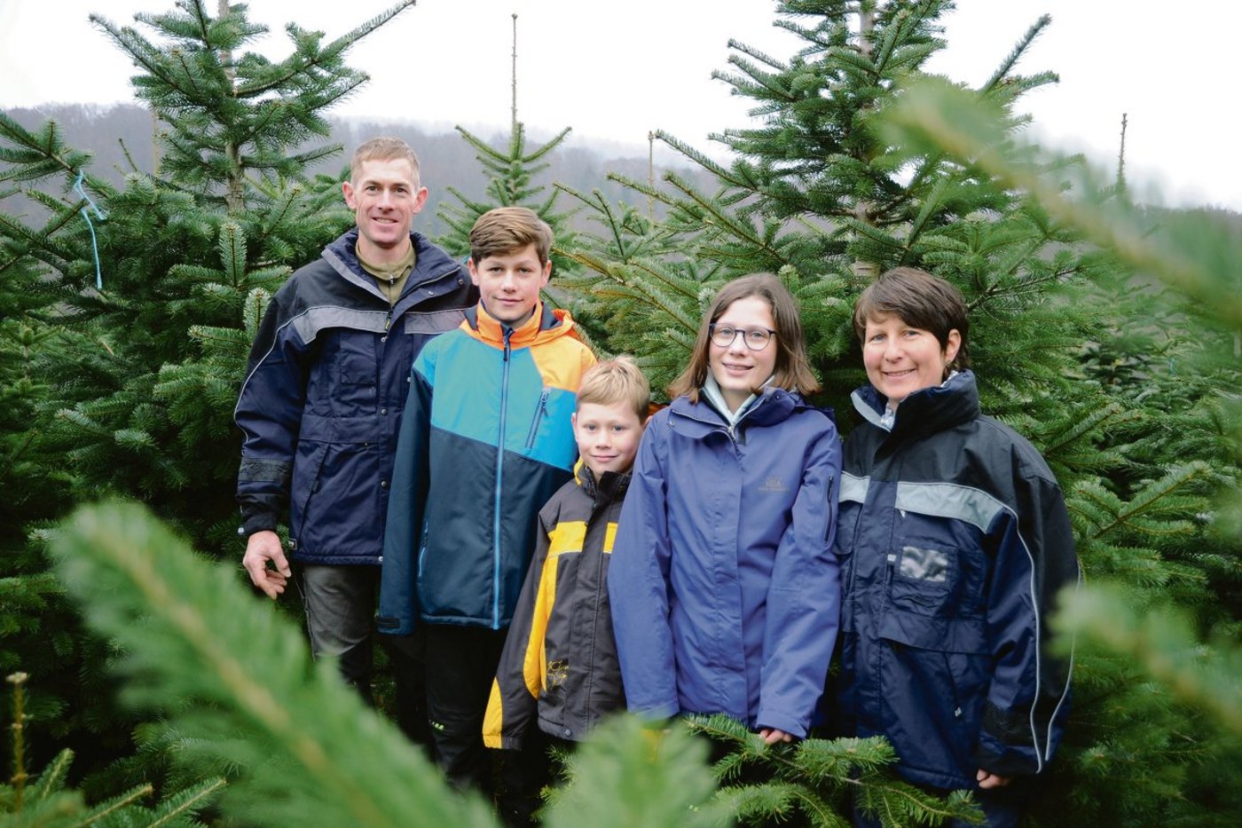 Familie Schmid in ihrer Christbaumplantage. Dieser Betriebszweig hat jetzt Hochsaison, gibt aber immer zu tun.(Bild Patrick Schellenberg)