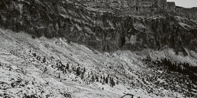 Zwischen Luterschwändi und Grossensteinen: Alpweiden in der Winterruhe unter den Felswänden des Hohgants.(Bild Pinaki)