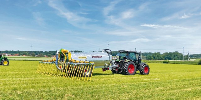 Ab Anfang 2022 darf Gülle grundsätzlich nur noch mit dem Schleppschlauch oder einer noch emissionsreduzierenderen Technik ausgebracht werden. (Bild Alexandra Stückelberger)