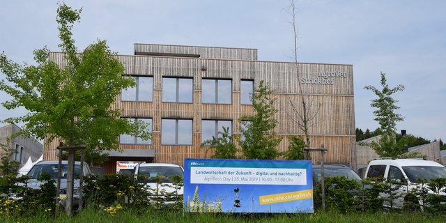 Am AgriTech Tag an der Landwirtschaftsschule in Lindau ZH wurden neue Technologien vorgestellt, die die landwirtschaftliche Produktion optimieren und Ressourcen schonen sollen. (Bild Katrin Erfurt)