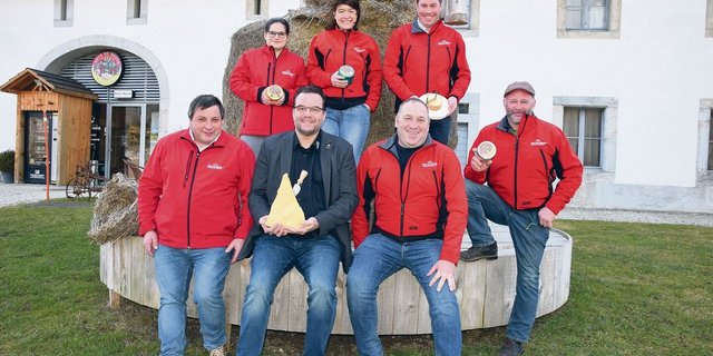 OK-Präsident Markus Gerber (vorne rechts), neben ihm der Geschäftsführer von Sbrinz Switzerland, Stefan Heller, sowie die Verantwortlichen des 7. Tête-de-Moine-Festes in Bellelay. 