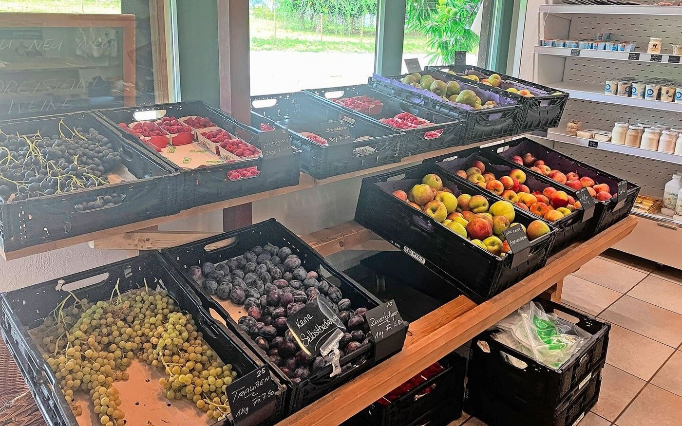 Das Angebot im Hofladen umfasst eigene Beeren und Früchte sowie Erzeugnisse anderer Produzenten aus der Region.
