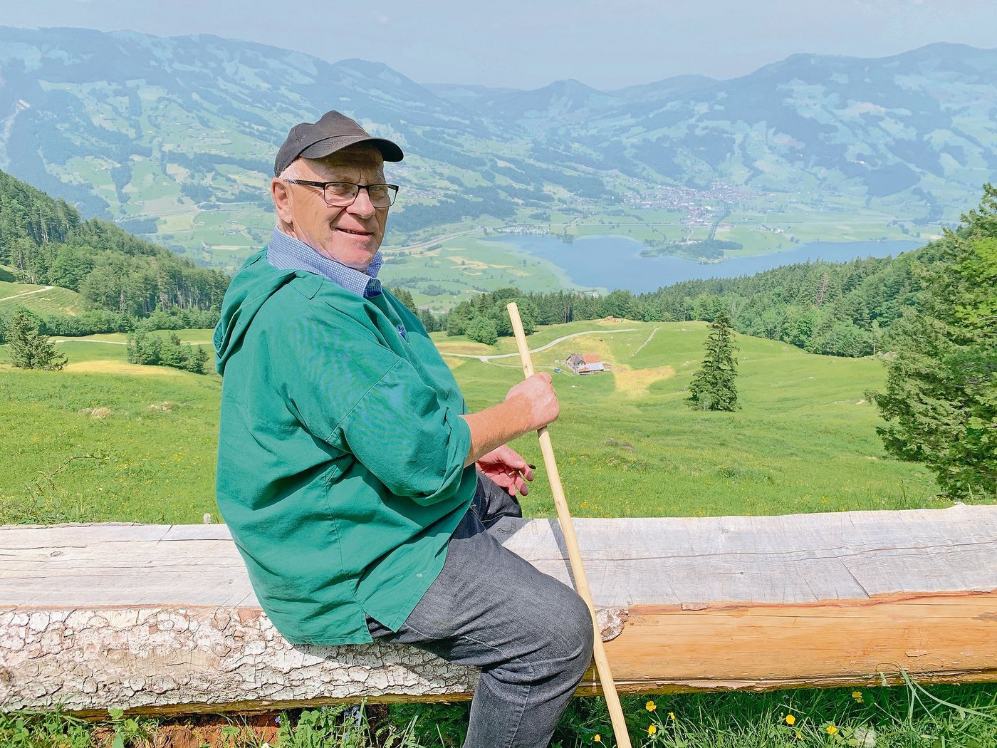 Vital Sigrist auf Rorboden, unterhalb des Gätterlipasses, mit Blick auf die Alp Riedhütte und zum Lauerzersee. (Bilder Josef Scherer)