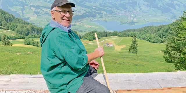 Vital Sigrist auf Rorboden, unterhalb des Gätterlipasses, mit Blick auf die Alp Riedhütte und zum Lauerzersee. (Bilder Josef Scherer)