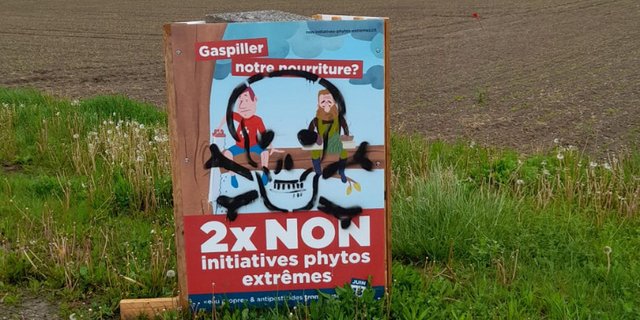 Übersprayt, zerrissen, verschwunden – die Kampagnen-Plakate, und -blachen für 2x Nein wurden im Kanton Freiburg beschädigt. (Bilder FBV)