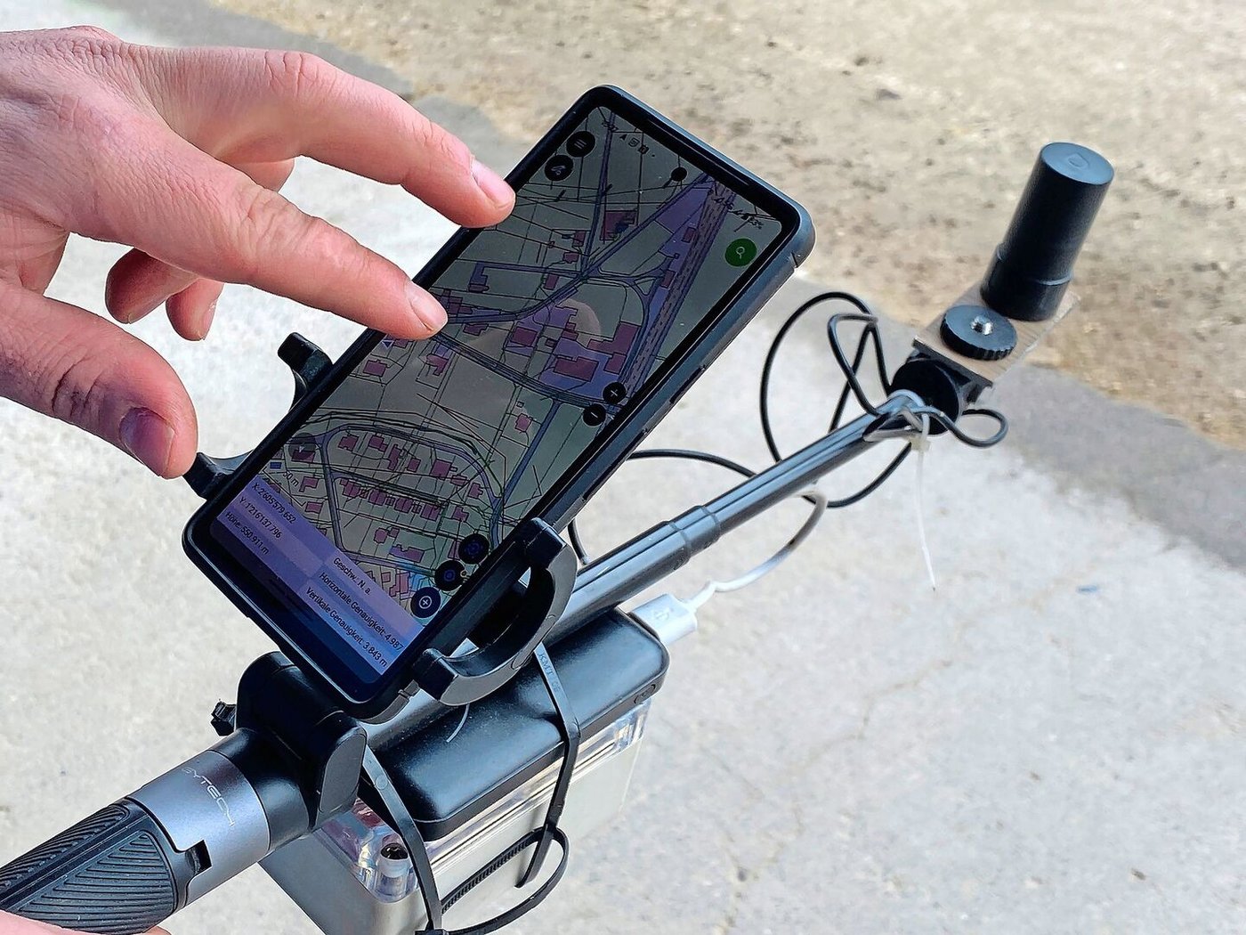 Die RTK-GPS-Antenne lässt sich auch zu Fuss verwenden. Damit sucht Thomas Steiner z. B. Marksteine oder vermisst Bewässerungsleitungen. 