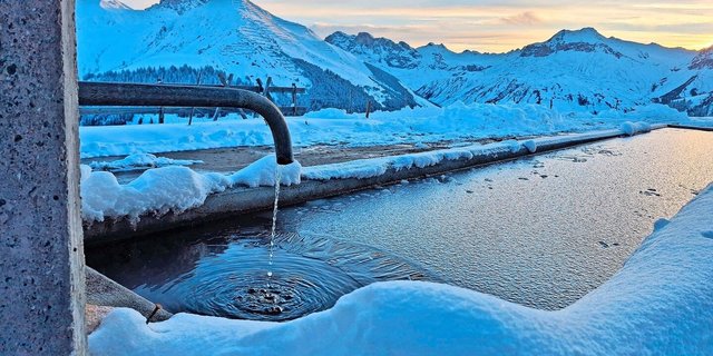 Nächtlicher Kälteeinbruch: Die Wasseroberfläche des Brunnens ist von einer Eisschicht bedeckt.