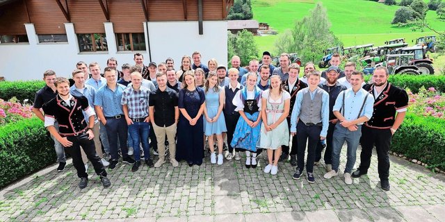 Neue Landwirtinnen und Landwirte: die erfolgreichen Absolventinnen und Absolventen der beiden Berufsfachschulklassen.