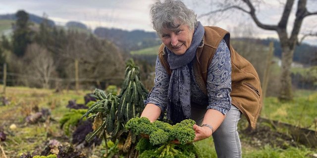 Susanne Schütz mischt Pflanzenkohle mit fermentierten Reststoffen und ist vom Effekt in ihrem Gemüsegarten begeistert.