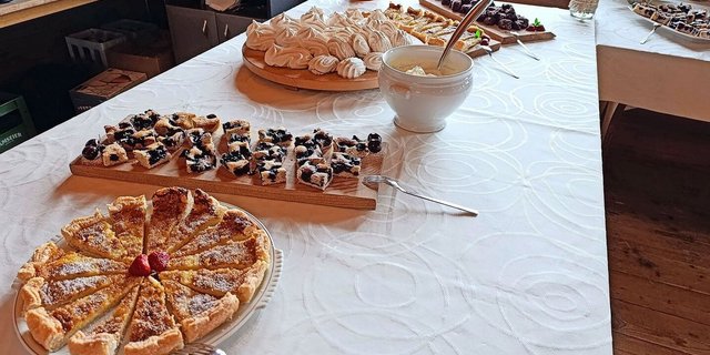 Geschlossene Gesellschaft: Das Dessertbuffet einer Geburtstagsfeier mit Spezialitäten von der Site Alp.