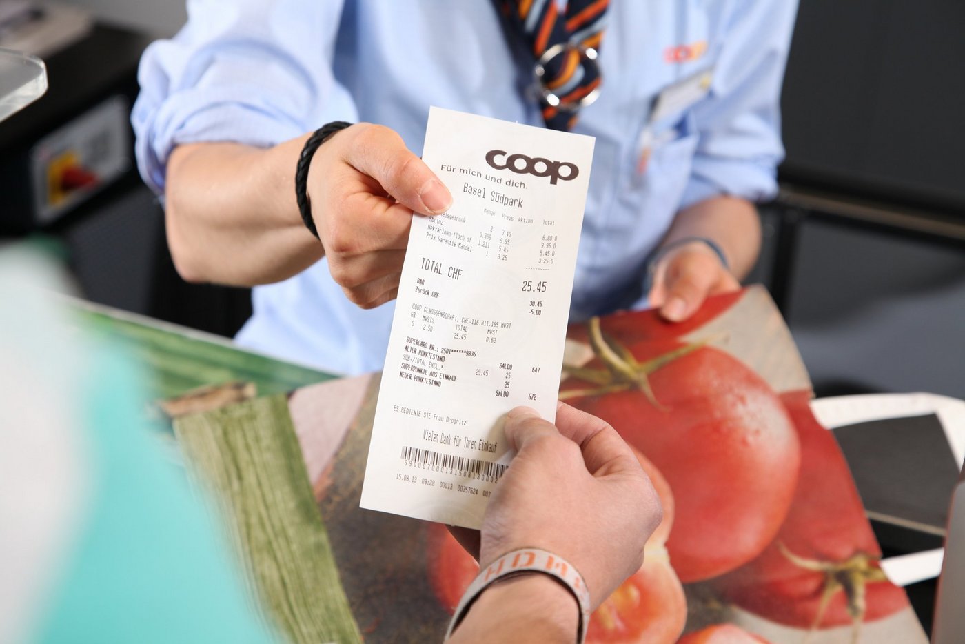 Konsumentinnen und Konsumenten waren 2013 weniger kauffreudig. (Bild: Coop)