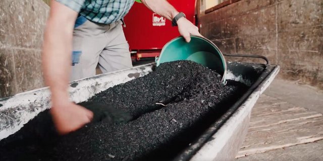 Zertifizierte Pflanzenkohle, die in der Tierfütterung eingesetzt wird, muss strengere Vorlagen erfüllen. (Bild Emmental Versicherung)