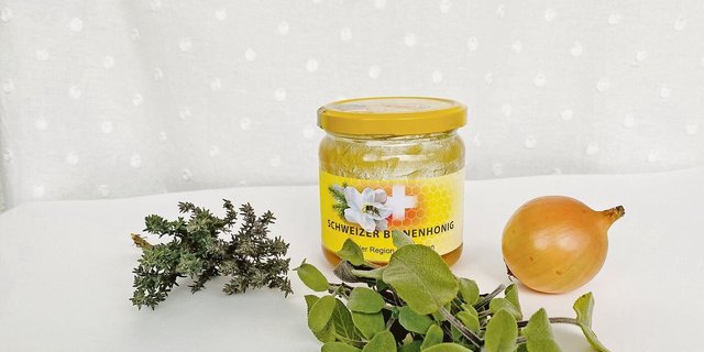 Honig ist ein altes Husten-Heilmittel, das auch heute noch seinen Platz hat. Er kann mit frischen Pflanzenbestandteilen oder Pflanzenpulver angereichert werden. 