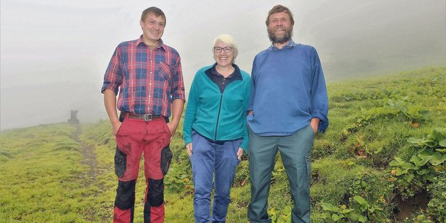 Sohn Melchior (l.) und das Betriebsleiterpaar Käthy und Gerold Gwerder bewirtschaften zusammen die Bio-Alpkäserei Wasserberg im Muotatal.