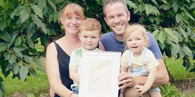 Janine und Peter Hagenbuch mit Luca und Elisa wurden als Sieger des Wettbewerbs ausgezeichnet.