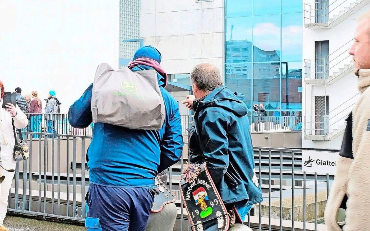 Da kamen sie noch mit Treicheln:  Protest vor dem BLW im Dezember 2024. 