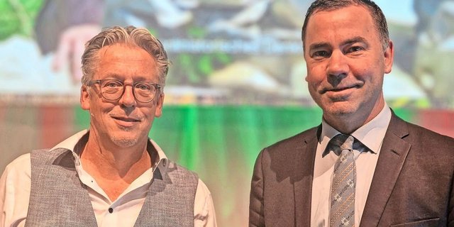 Martin Rufer, Direktor des Schweizer Bauernverbandes (rechts) und Christophe Eggenschwiler, Geschäftsführer von IP-Suisse, sind ehemalige Arbeitskollegen. In Langnau trafen sie sich auf einer «anderen Bühne». 