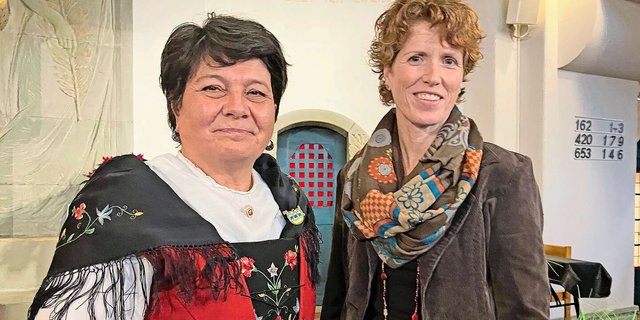 Karin Niederberger (links) mit Regula Böhi, Präsidentin des Thurgauer Landfrauenverbands am Landfrauentag in Weinfelden