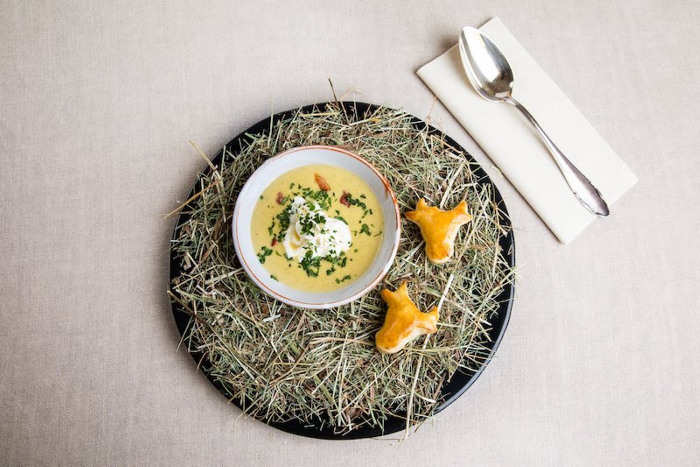 Zucchini-Paprika-Käse-Suppe. (Bild SRF/ Ueli Christoffel)
