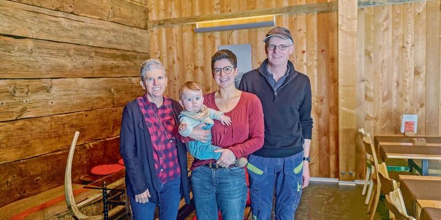 Die drei Betriebsleitenden: Carmen Hischier, Anina Ambauen mit Söhnchen Tim und Egon Hischier (v. l.). Seit Anfang Jahr ist Anina Ambauen Mitinhaberin. 