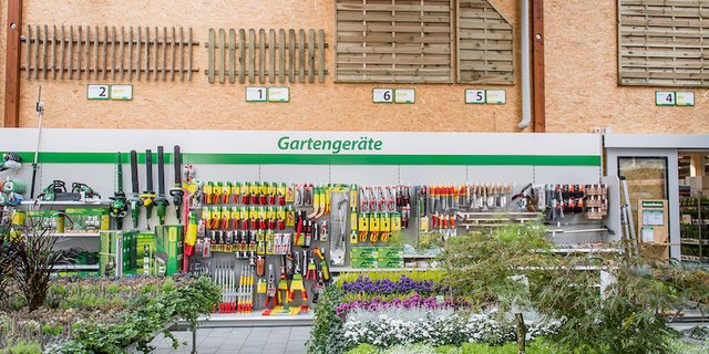 Die Corona-Krise lockte Schweizerinnen und Schweizer in den Garten. Passende Schaufeln, Töpfe und Pflanzen fanden sie zum Beispiel in der Landi. (Bilder Landi)