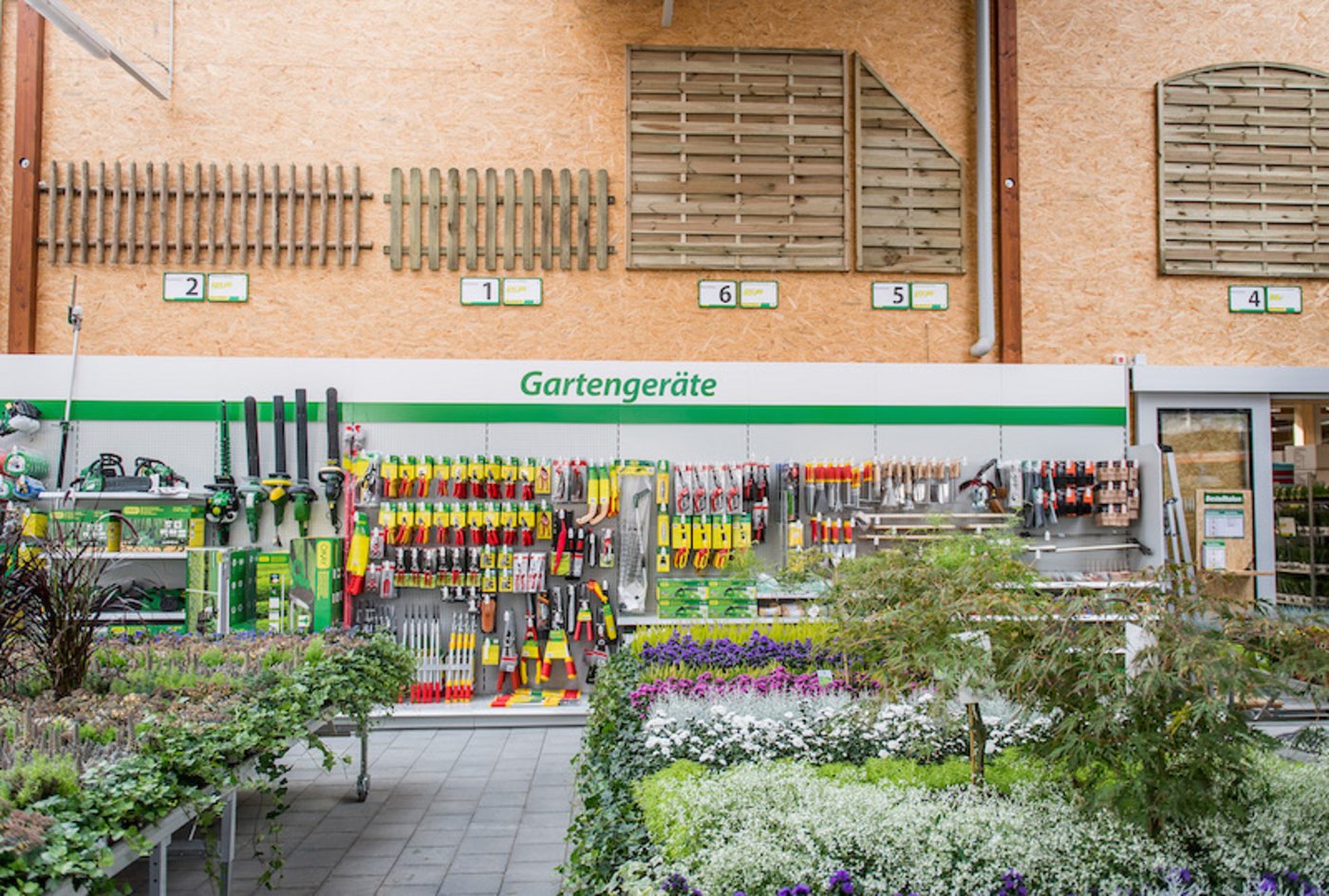 Die Corona-Krise lockte Schweizerinnen und Schweizer in den Garten. Passende Schaufeln, Töpfe und Pflanzen fanden sie zum Beispiel in der Landi. (Bilder Landi)