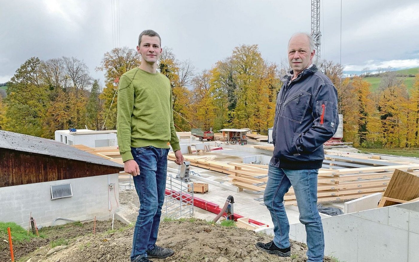 Vater Armin und Sohn Pascal Ambühl bei der Baustelle für die neue Milchviehhalle.