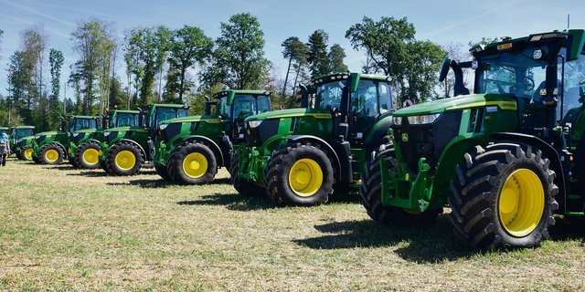 In Reih und Glied: Die breite Palette von John-Deere-Traktoren.